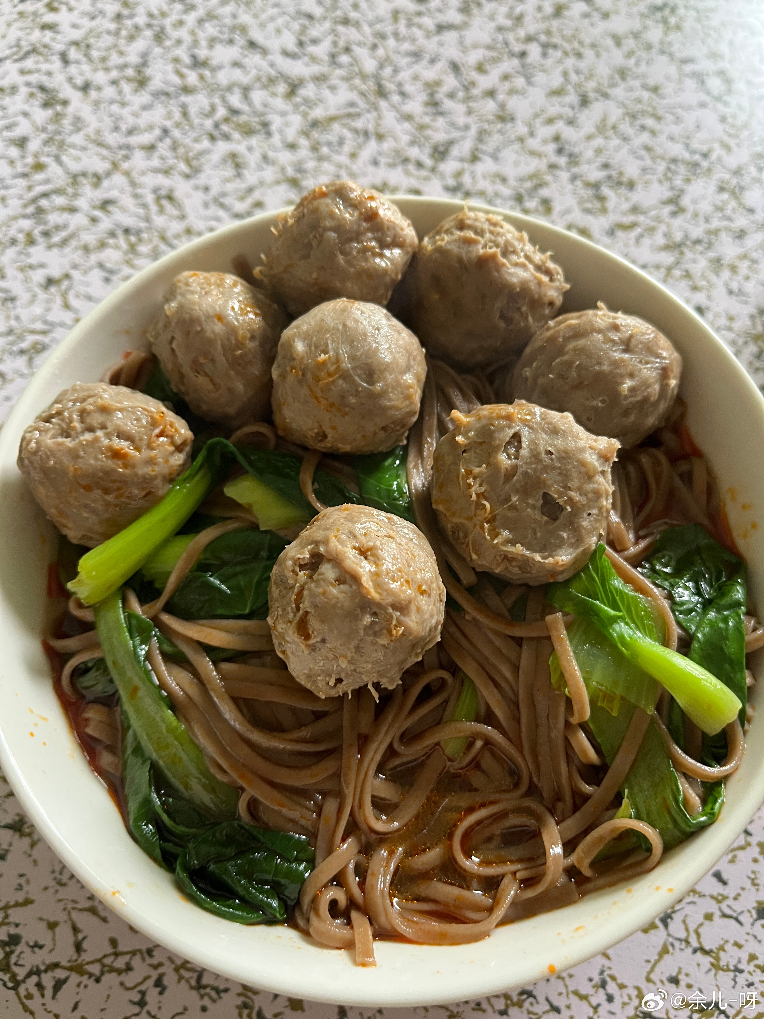 吃面了，好饿，煮了一大碗，10个肉丸，我偷吃了2个，是不是太能吃了'我爱吃肉[允