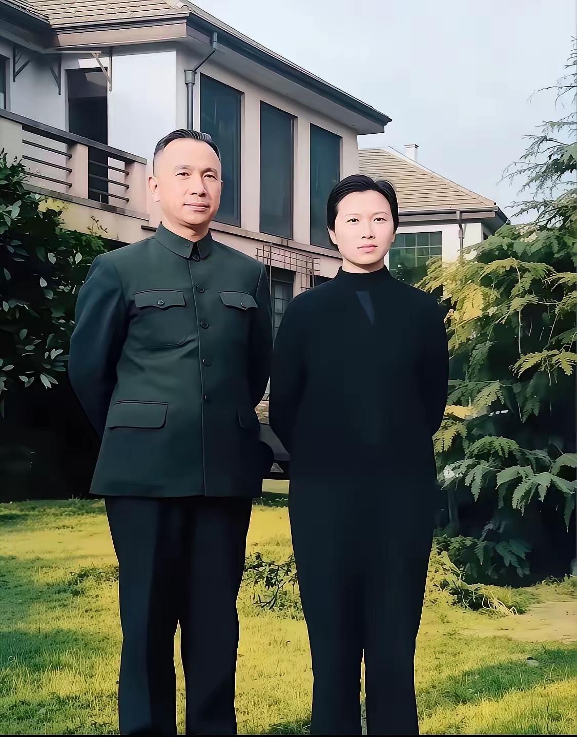这是粟裕大将与夫人楚青年轻时的一张珍贵合影，拍摄于1952年上海，粟裕大将儒雅十