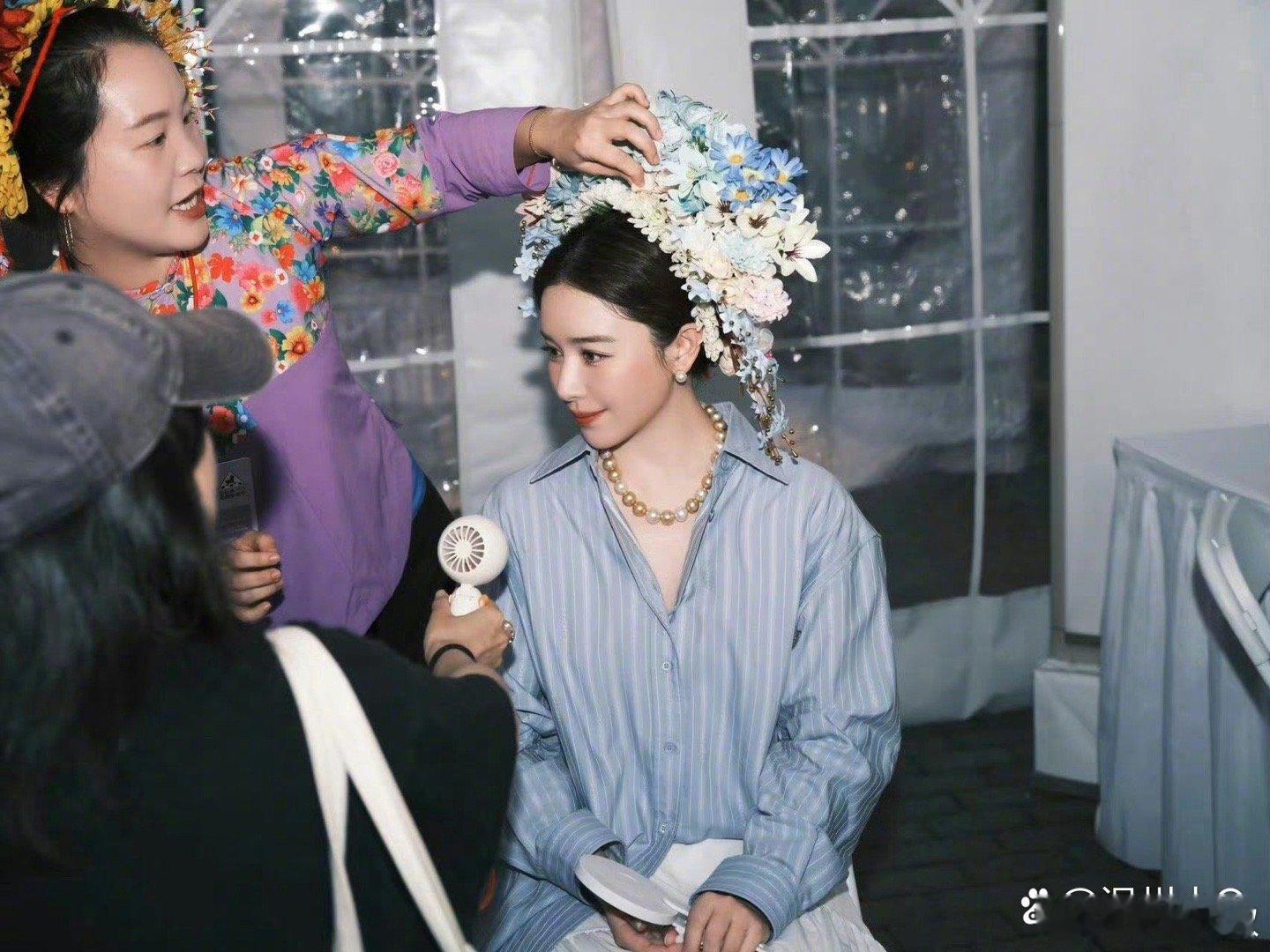 阚清子簪花造型，换件当地人的服饰会更好看，不然这件宽松的衬衫挺违和的。 ​​​