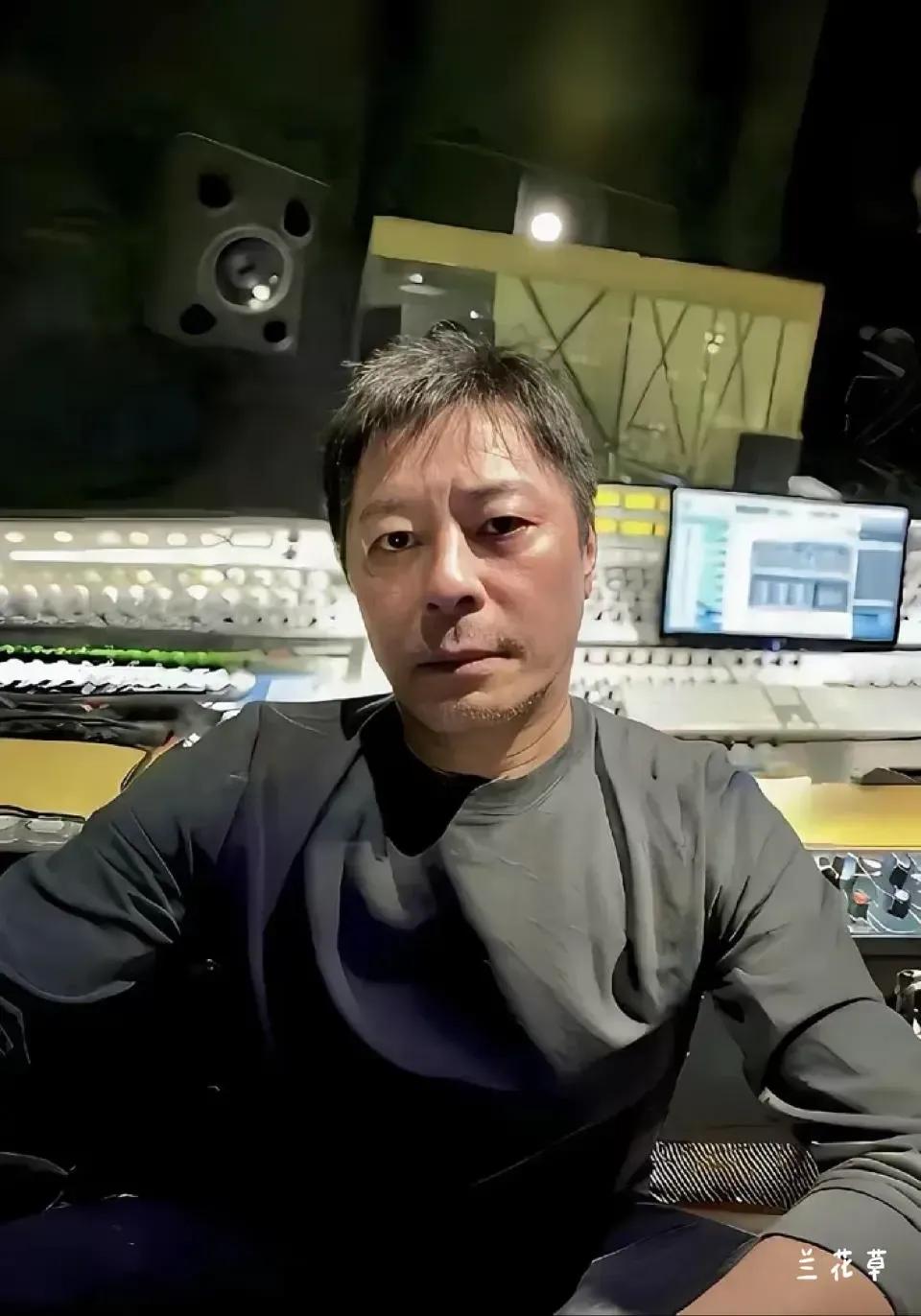 哦！这是台湾歌手王杰，快认不出来了。
今年63岁的他，已然失去了年轻时候的锋芒和