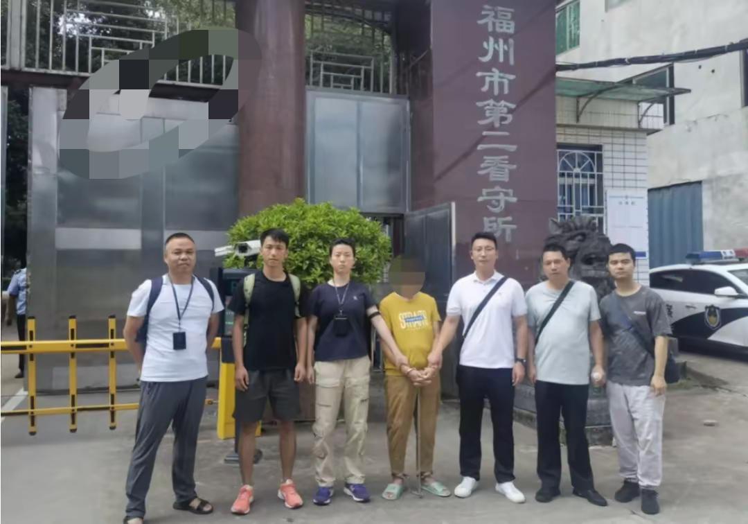 女子涉嫌杀害前夫潜逃26年：在外省结婚生子，落网前是村委会会计

藏在账本里的刀