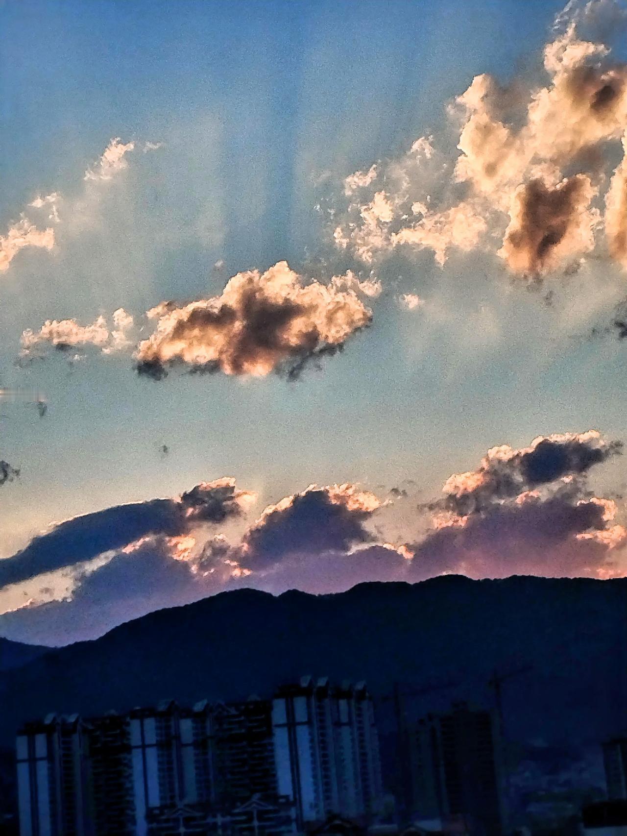 云卷云舒，山峦起伏，夕阳余晖。