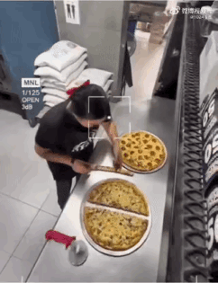 老板：终于抓到现行了
员工：老板你听我解释好嘛
老板：偷吃东西还有啥好解释
员工