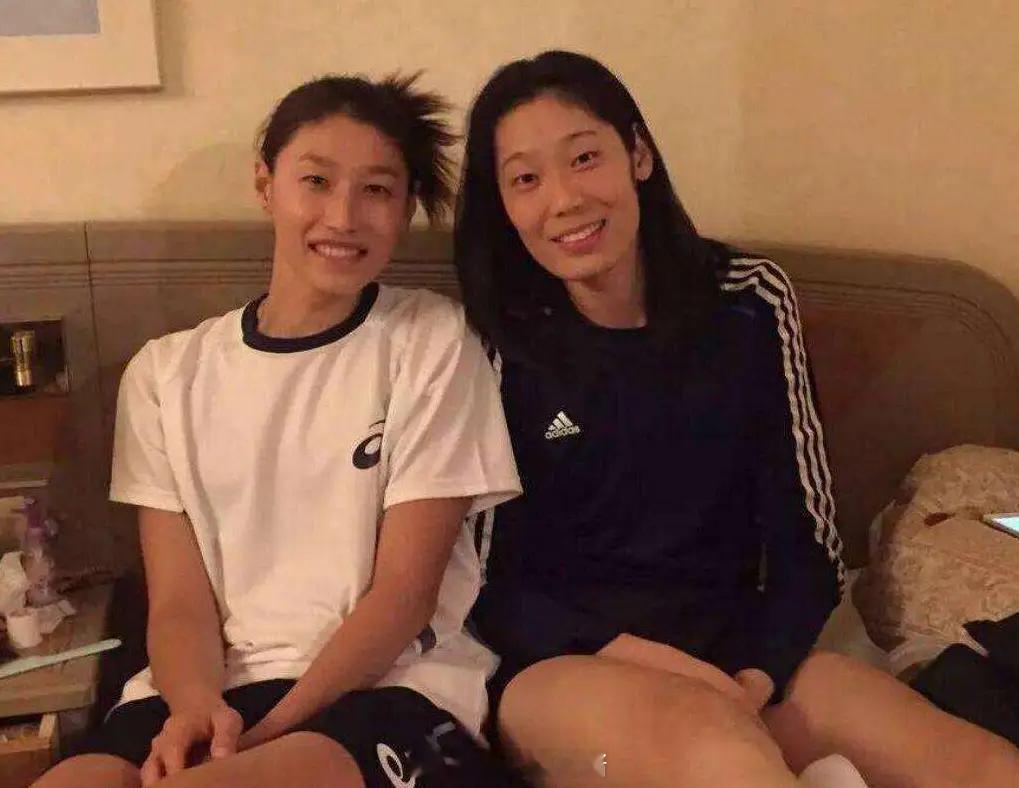#金软景安慰中国女排##金软景拥抱安慰中国女排# 哎一古 眼睛真尿尿了 ​​​