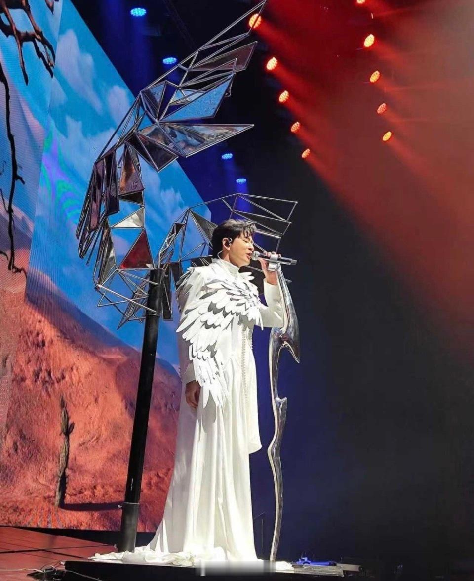 陳曉東新歌MV點擊率破225萬次 為6月紅館騷積極籌備 新年留家工作陳曉東雙版本