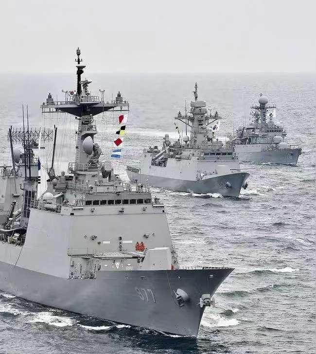 韩国人真聪明，认清形势见风使舵，不跟日本玩了！有消息透露，近期韩国海军已通知日本