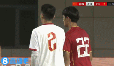 越南队进球了！任意球，头球攻门，有折射！中国队乌龙球！
这球守门员没办法！
越南