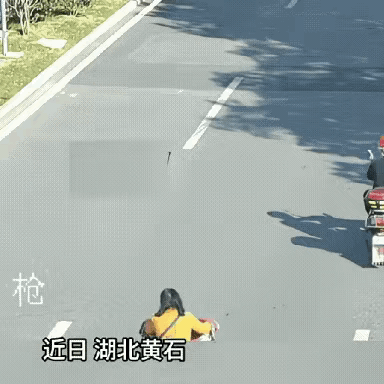 不止白车司机看不懂，估计很多人也都看不懂，左边车道附近又没有路口，这位骑电动车的
