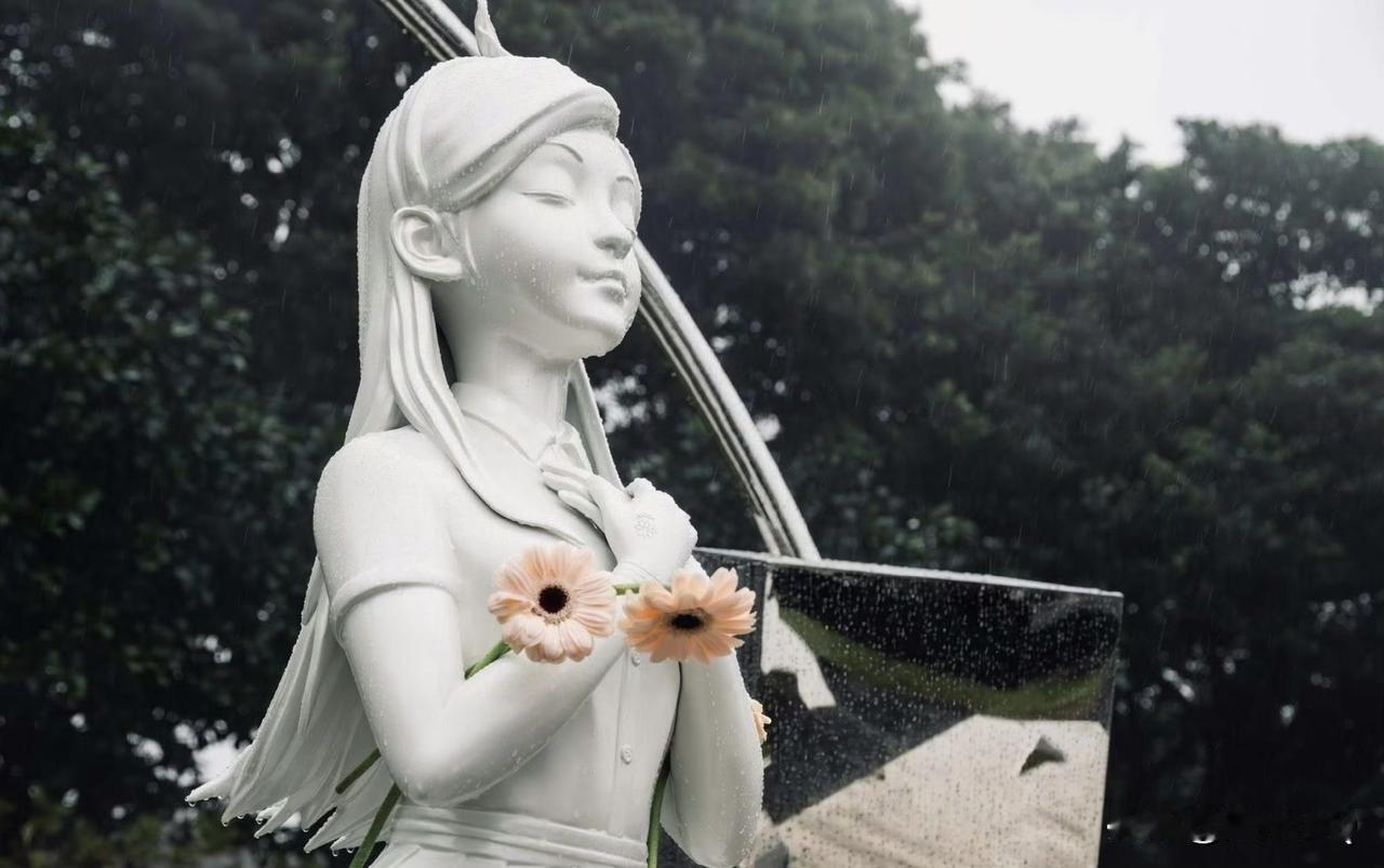 具俊晔为爱妻打造的雕像还做了细节纹身，有人说这是刻进石头里的浪漫，而我只看到他对