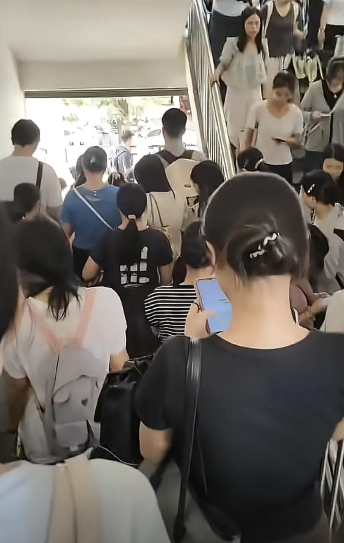 乡村教师工作压力大，事又多，工资也不高，为什么还有那么多人挤破头去考呢？