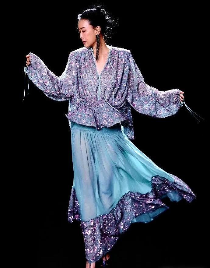 公司根本不敢让她穿不喜欢的衣服。

李梦穿绿裙子被说装嫩，懂行的一眼就看穿了，这