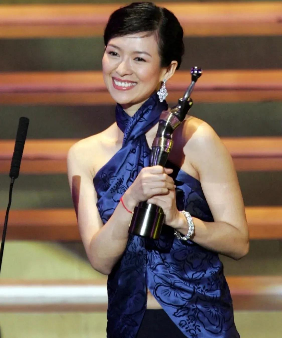 2005年章子怡荣获得金像奖，她很是开心呢。那一年她很年轻，才26岁，正是风华正