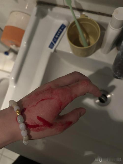 女人在遭遇性侵的时候，为什么不持续的反抗，而是选择了就犯呢？
最近和一个公安的朋