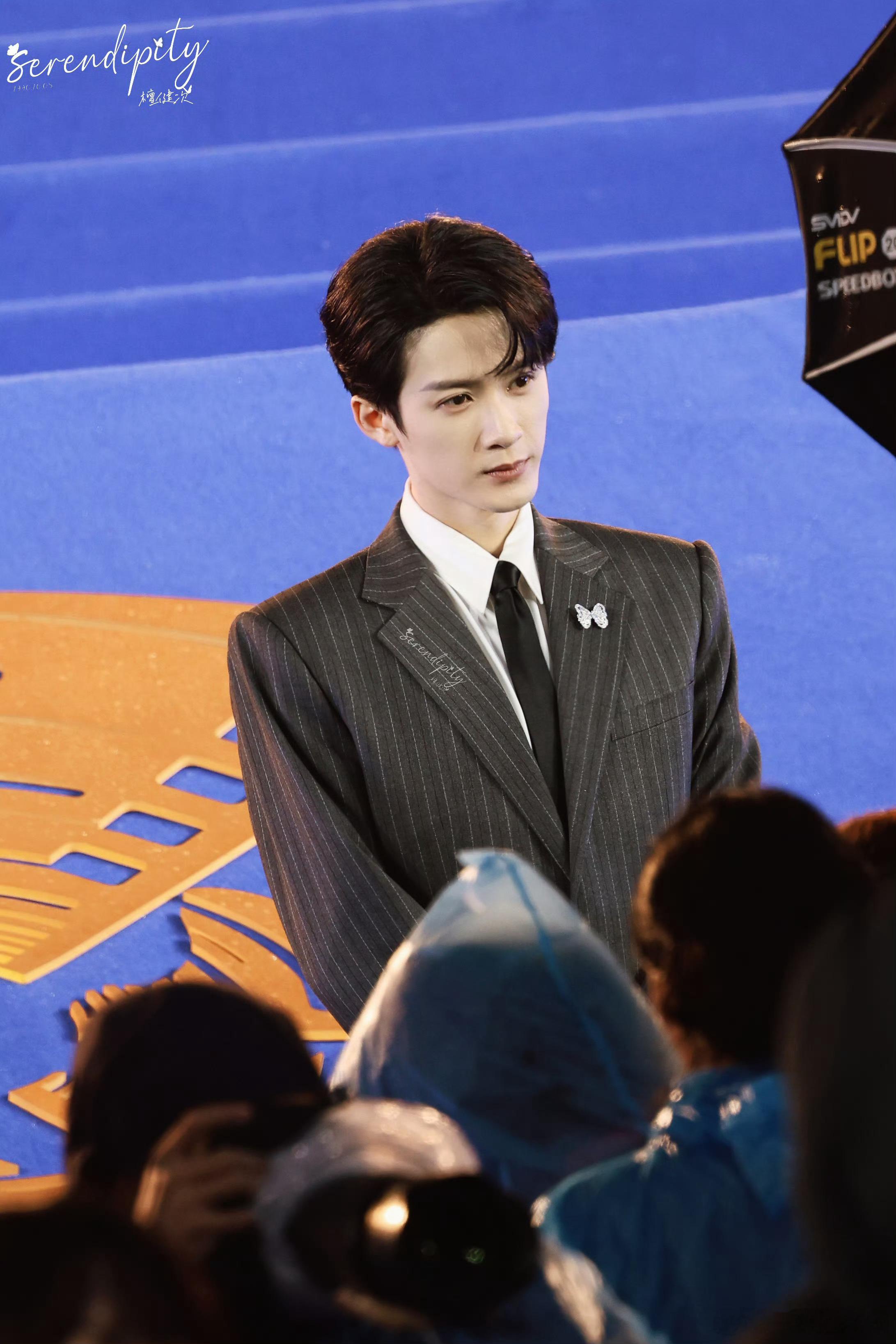 檀健次拿着小风车被摸了一把又一把这个北影节推广大使真的是又正又帅