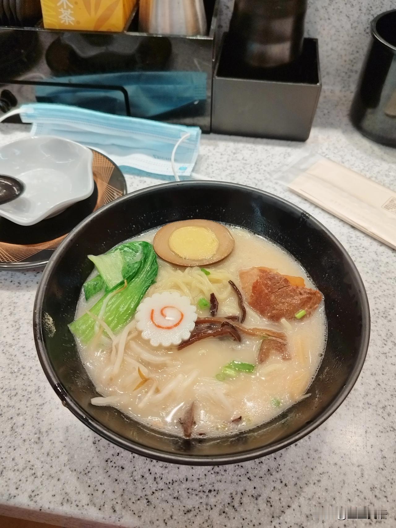 昨天，闺女上课回来，晚上去吃了争鲜。她吃了一份软骨拉面，2份小蛋糕，3份寿司卷4