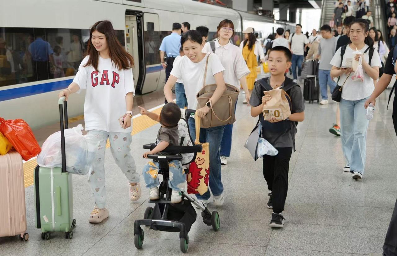 为畅通旅客“最后一公里”，厦门北站发挥综合交通作用，到达厦门北站杭深场的旅客按照