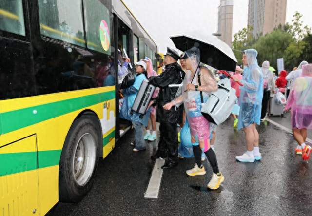 冰城公安：秋雨微凉 那一句句“我来”很暖