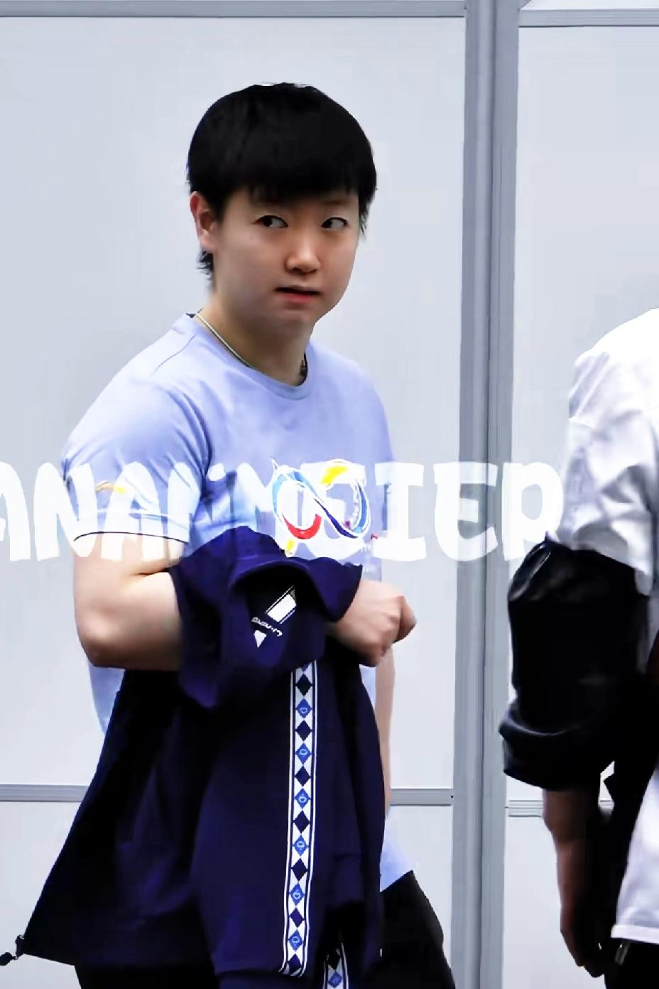 莎莎这件新的文化衫真好看，
感觉她更适合这种清清爽爽的颜色。
她竟然“白眼”了一