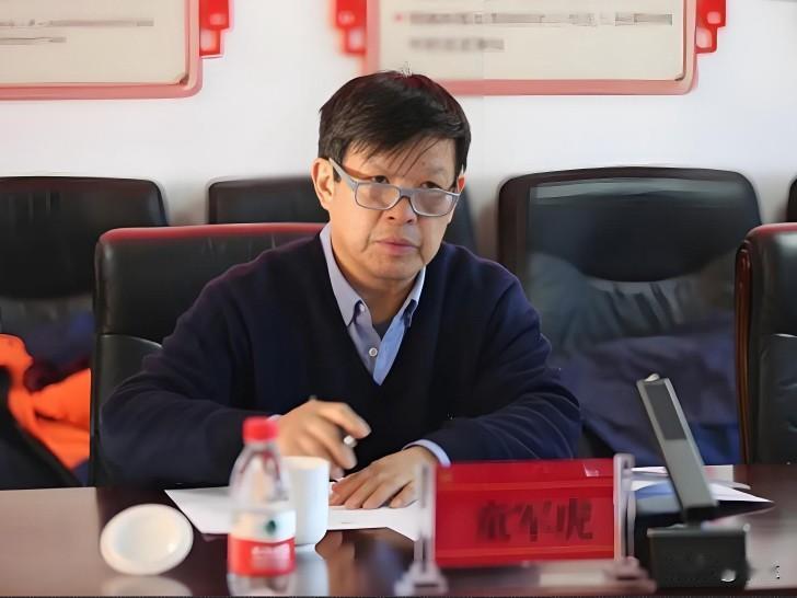 今天，退休1年多的童军虎栽了
童军虎长期在采矿业工作，
有着30多年的丰富经验，