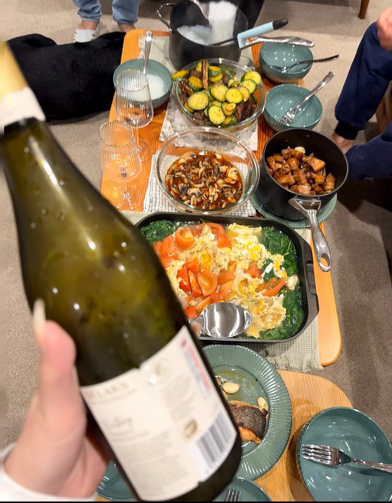 外国人的尽头是中国胃越来越多外国人彻底沦陷中式美食，从火锅烧烤到街边小吃挨个打卡