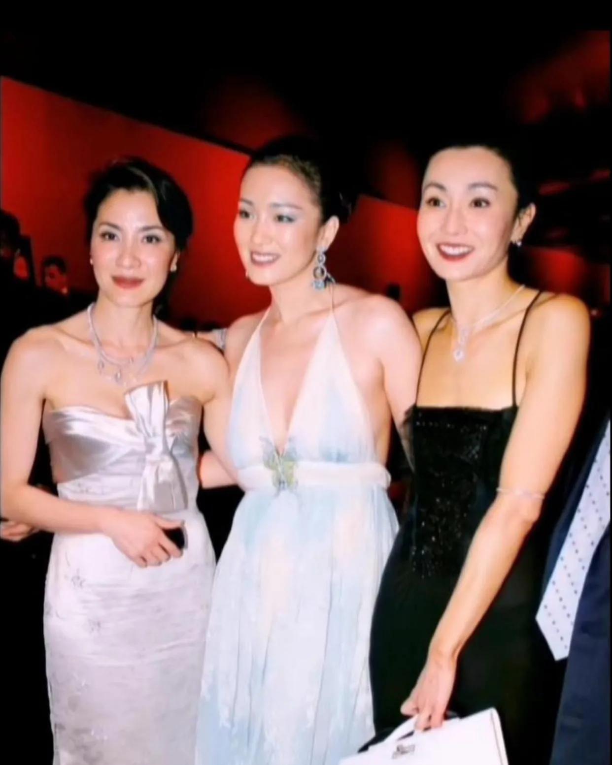 年轻时的张曼玉、巩俐、杨紫琼同框老照片。3人中巩俐年龄最小，她们都是女神级别，个