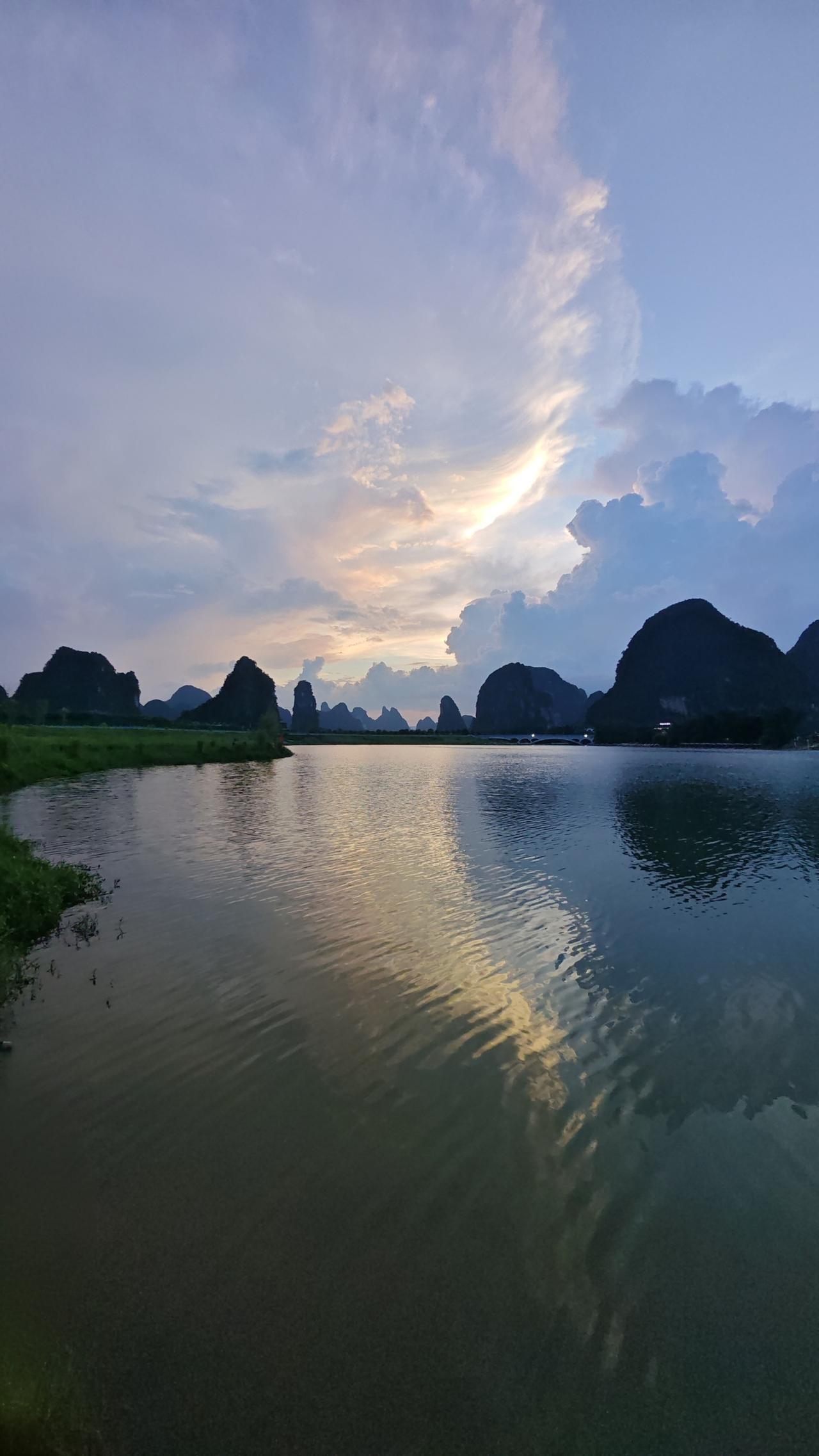 分享一张随手拍的晚霞照片大美阳朔.遇龙湾暮色