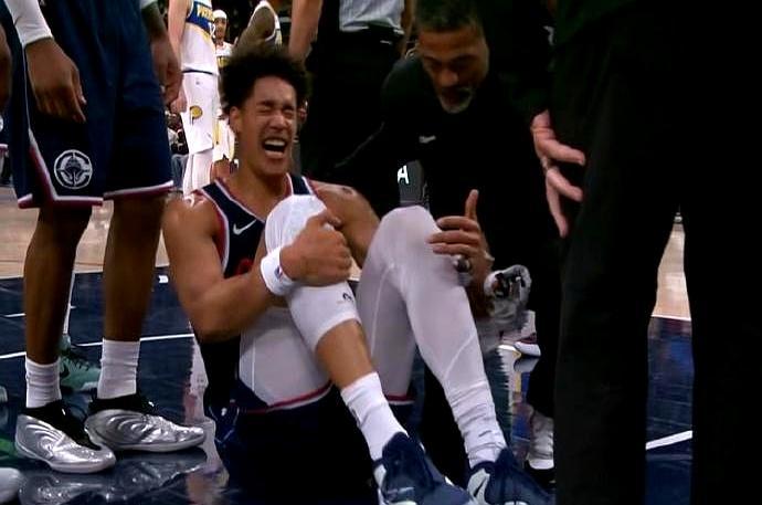 22岁的快船天才中锋一巴掌扇飞对手上篮，自己却惨叫一声，捂着右脚踝重重砸在地板上