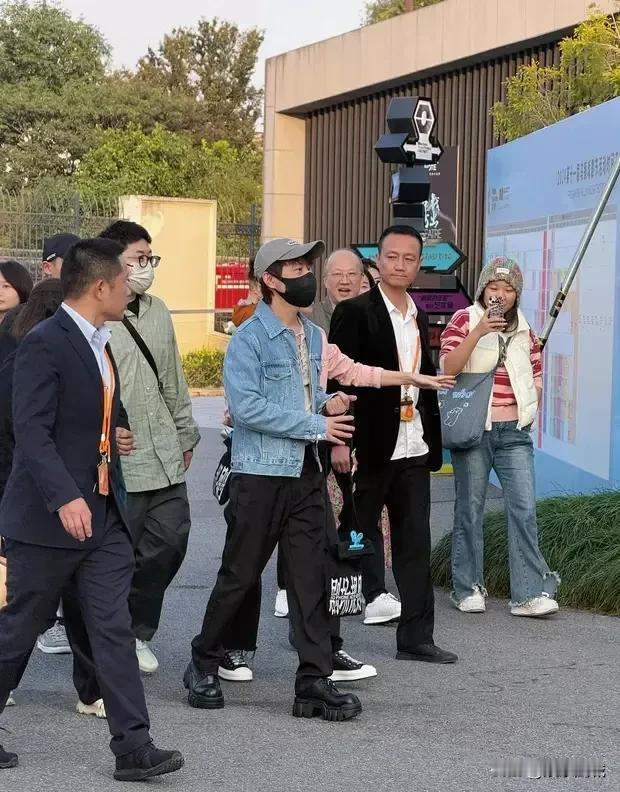 众星捧月，群贤毕至。

 

“岁月从不败美人，也从不负少年心。”这句话用在何炅