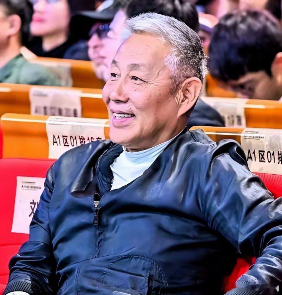 老戏骨现场忘词，全场无人敢出声陈道明卡壳了，导演硬是没敢喊停。死寂中，郭麒麟顺势