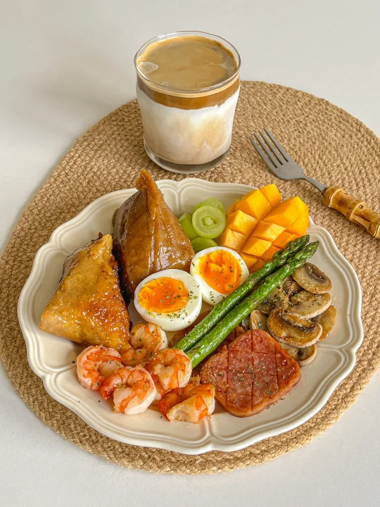 元气早午餐🍙粽子虾仁午餐肉溏心蛋拼盘🍤