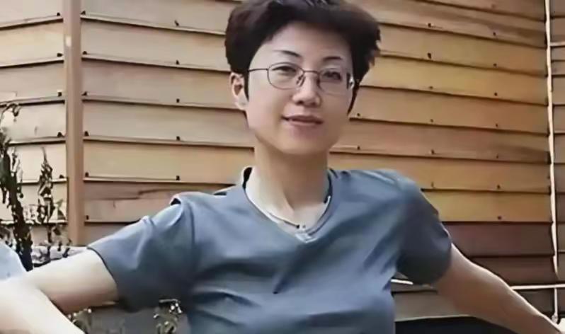 警钟! 
她持美国绿卡带着丈夫和5岁儿子回国探亲，返程在北京首都机场准备离境时，