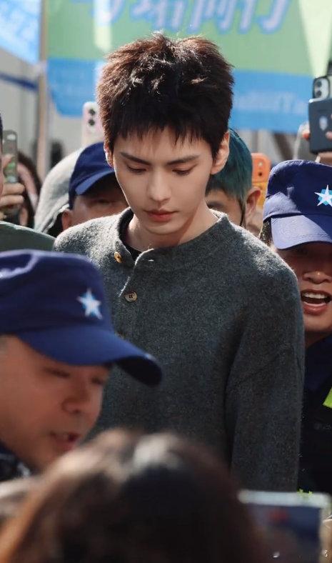 毕雯珺新剧寸头造型开机还是长发帅哥，转眼就寸头型男，毕雯珺这波变装我服毕雯珺黎明