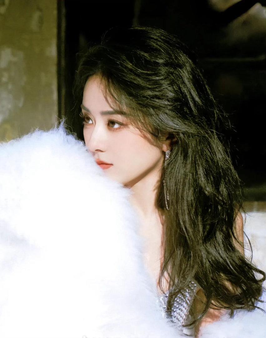 直观感受到赵丽颖的脸有多小 以前看剧不觉得，直到看到她线下。那个脸小到离谱，我一