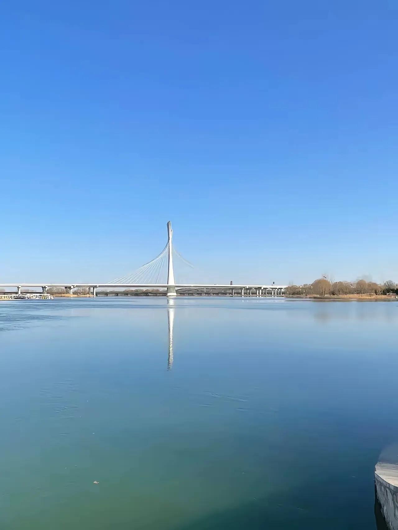 周末读一首诗🌿🌿
心安吟
北宋  邵雍
心安身自安，身安室自宽。
心与身俱安