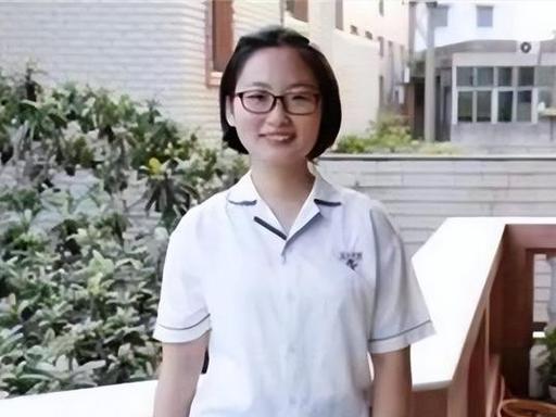 查分前还攥着复读纸条，福建女孩考687分成省文科状元，收获百万奖励。

2018