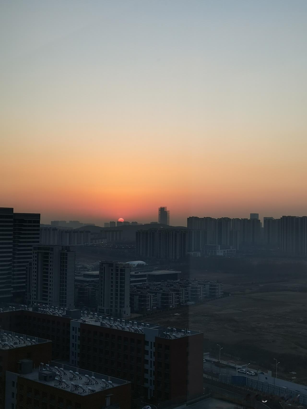 我家阳台上，每天看到的景象。