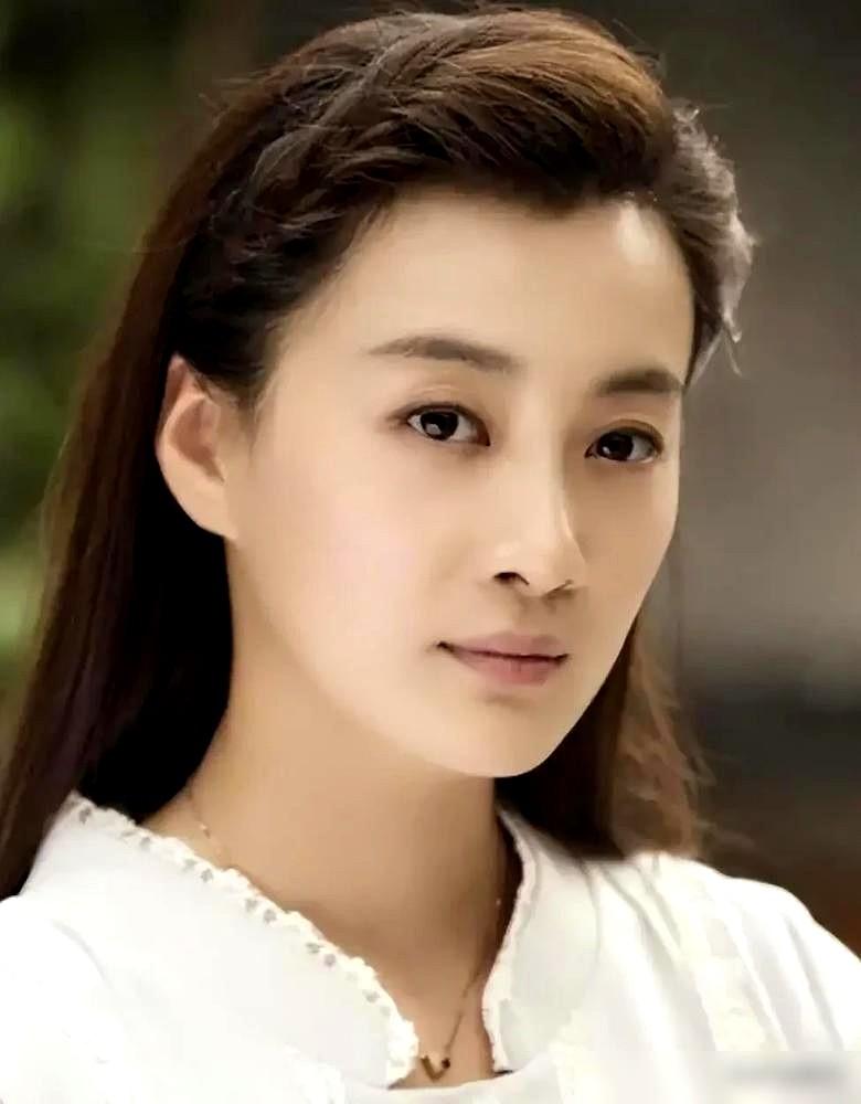 看着现在的徐梵溪，我真想隔空对她说声：恭喜脱离苦海。
当年她把名字从“徐翠翠”改