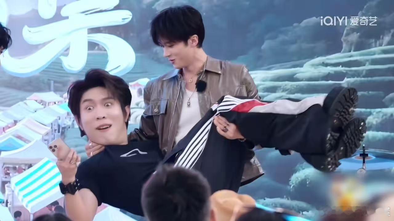 谁家好人公主抱掐脖子啊哈哈哈是掐着脖子才能公主抱起来嘛[笑cry] ​​​