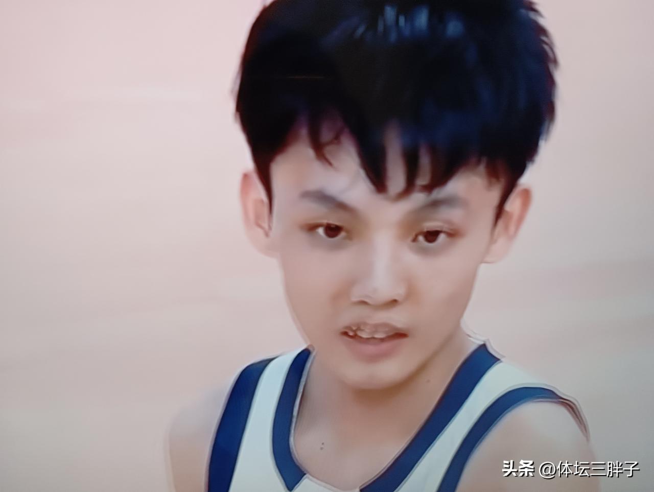 杜峰试着吼了几嗓子，但是底气不足，今晚也就是干吼了几声。徐杰试着搓澡防守，骗了裁