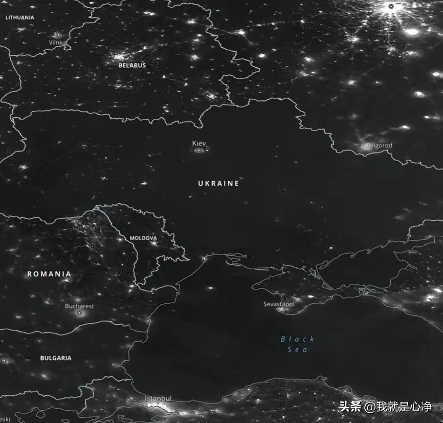 第1张图是美国信源方面流出来的。乌克兰最新的卫星图。
应该是当地时间13号深夜。