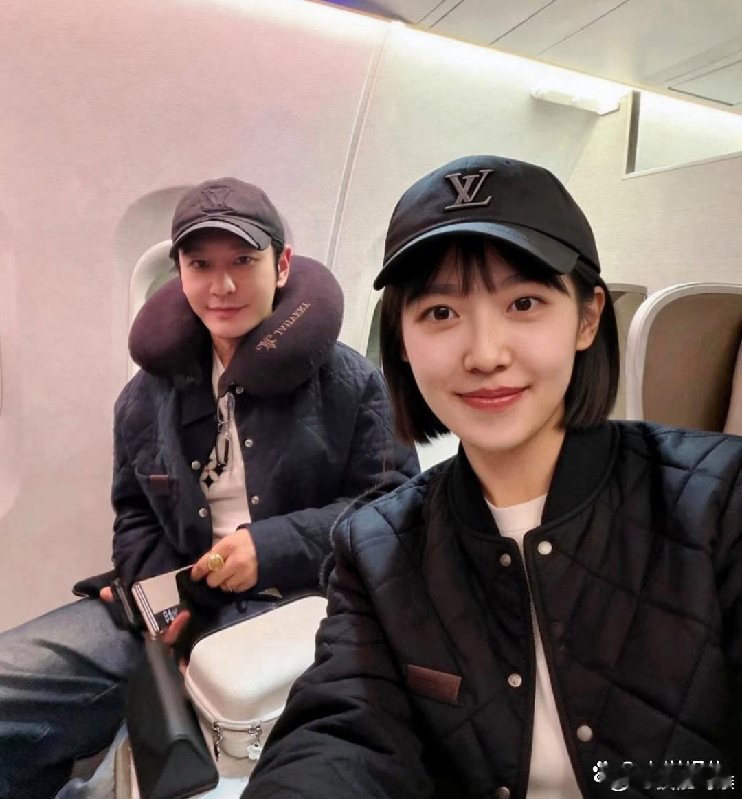 5‌﻿0岁的黄晓明在飞机上被人撞见，坐的是‏商务舱⁠，有钱人出﻿‎‍门的标配‏。