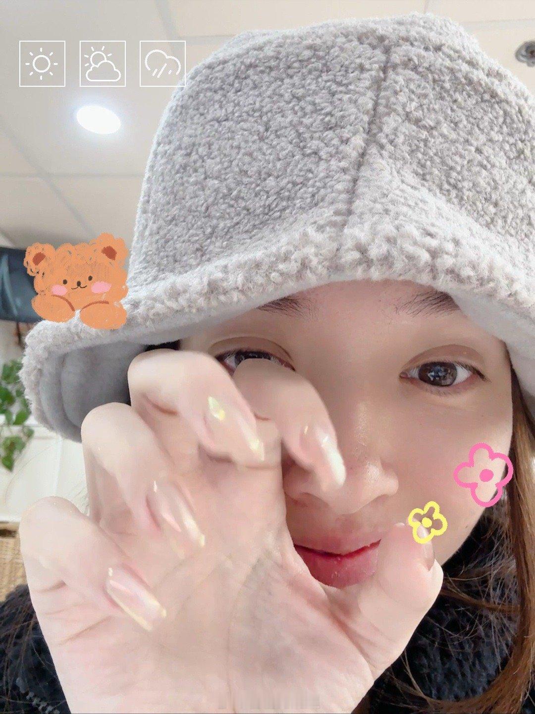 郭碧婷[超话]   自拍自拍[喵喵]，还有小熊🐻贴纸[爱你]～ 