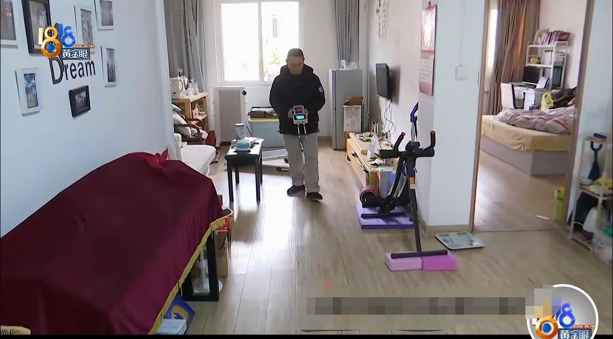 浙江，一男子奶奶临终前，悄悄告诉他，家里宅基地下埋着2坛子银元，少说也能值个60