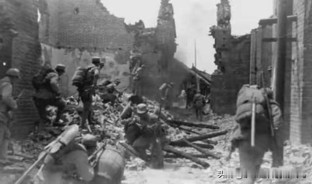 1938年，山东滕县。川军师长副官李少坤，从尸体堆里爬出来，他吃力地背起1个人，