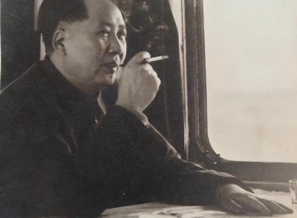 邓小平去世后，汪东兴一改往日沉默姿态，选择主动接受采访，面对媒体叹息道：“毛主席