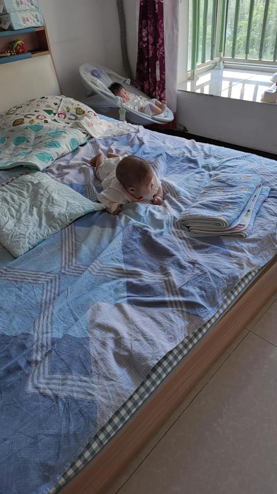 一晃来东北也快十天了，姐姐时不时给我发发孩子视频，诉说下和婆子之间的事，我出来也