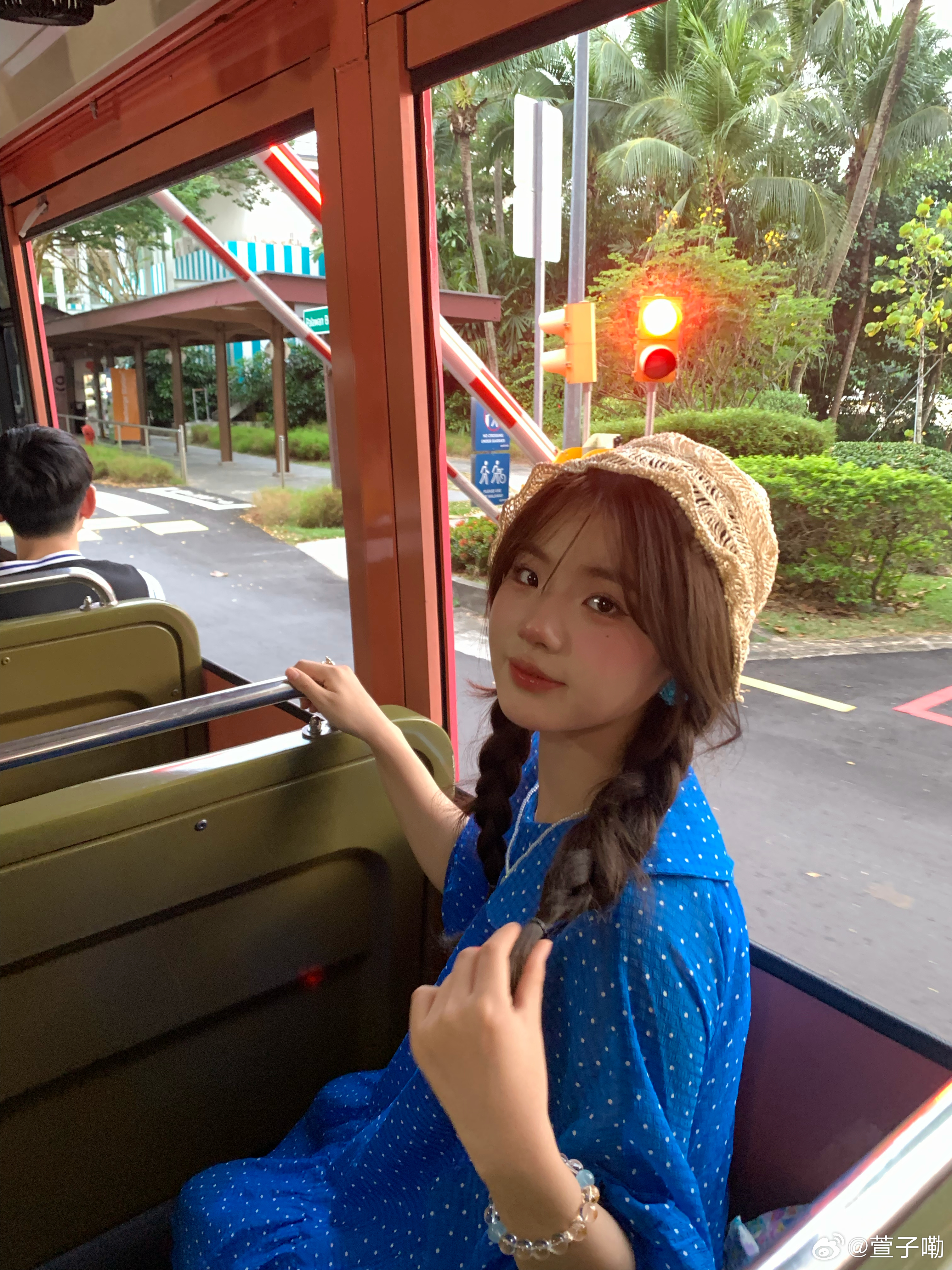 我来也🦋～其实穿这套衣服拍了好多张照片，但是感觉风格不太相同，后面还可以再发一