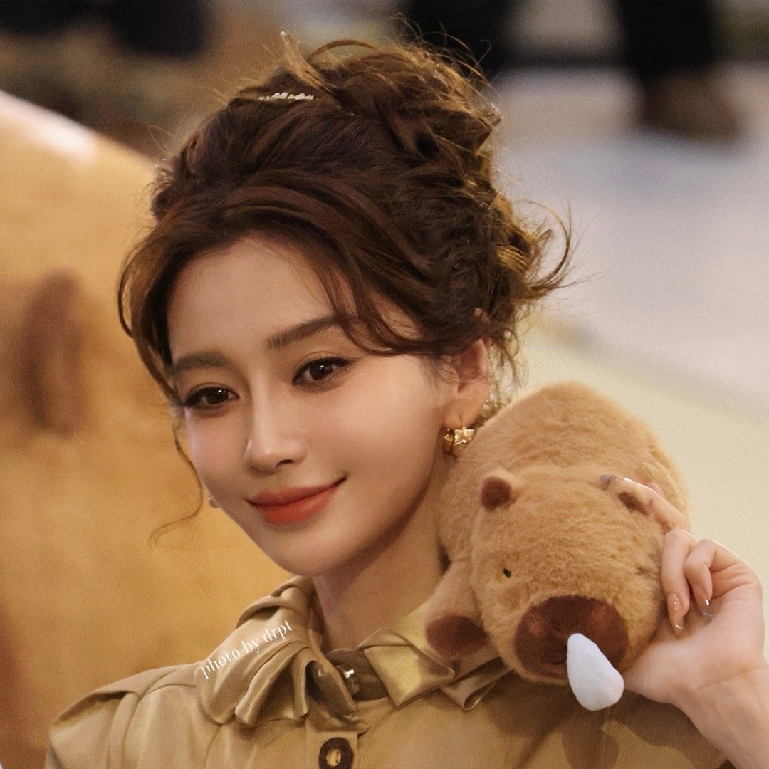angelababy angelababy “我和你一起吹风 欣赏着我们独有的落