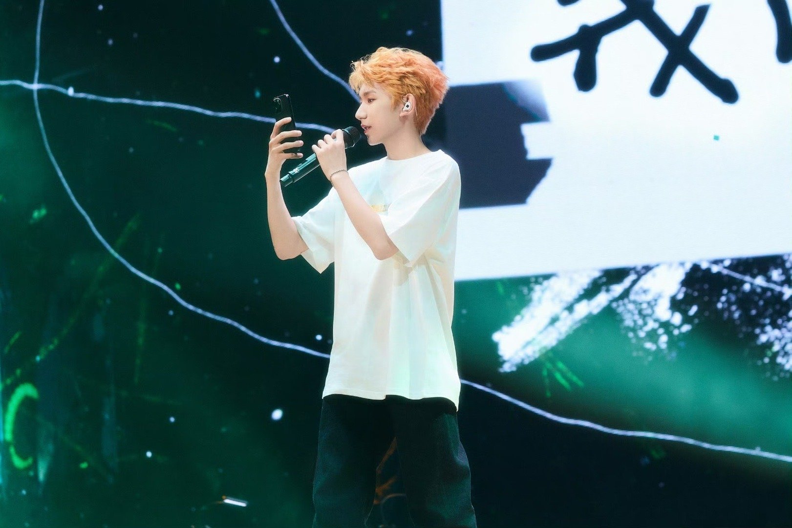 我们上海站再见喽[开学季]#王源慌了# #王源说唱太嗨露出八块腹肌了# ​​​