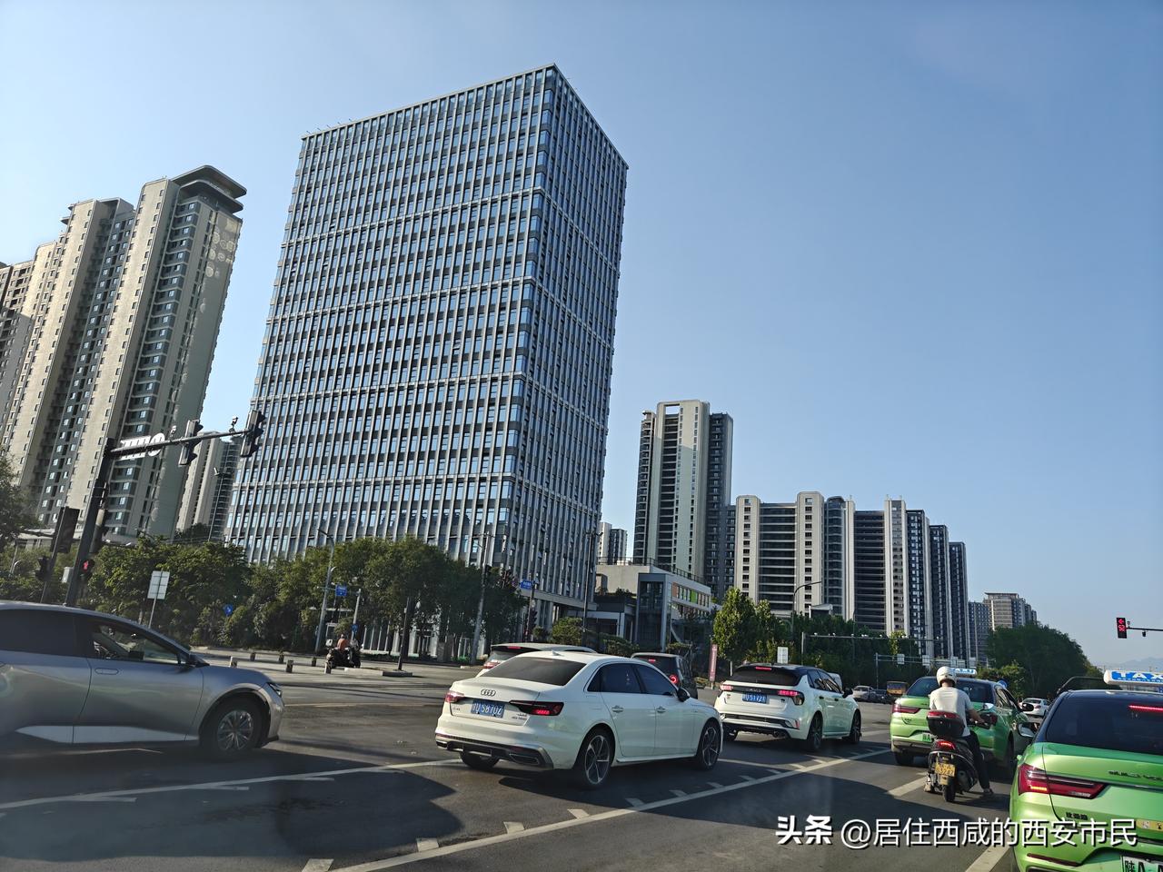 今天路过高新区科技西路路延伸段，发现这里发展是真的快，2021年这里还是一片荒凉